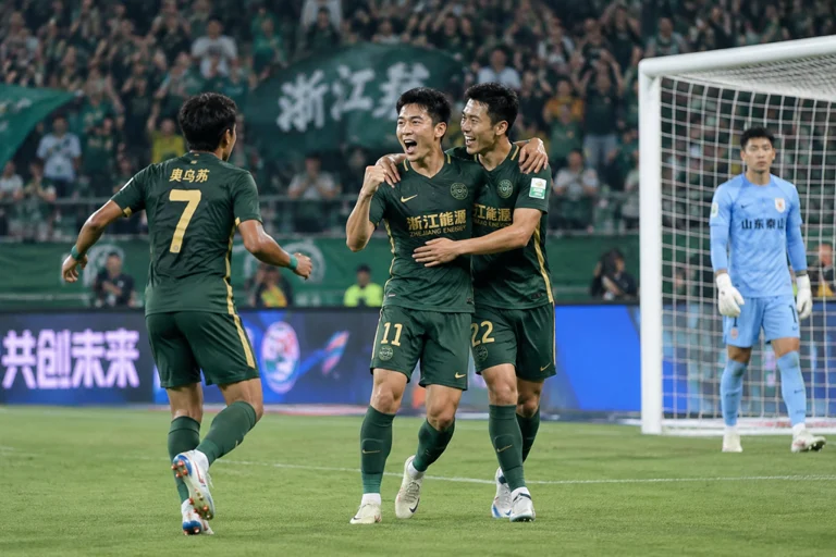 浙江队球员庆祝远射破门，比赛实时比分改写为2-0